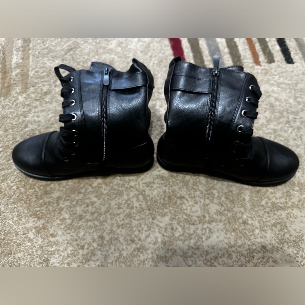 Women's mid calf Lace up zipper combat  boots.